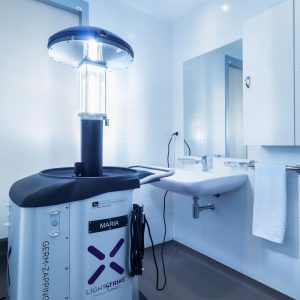 Robot desinfección Xenex Covid 19 en baño