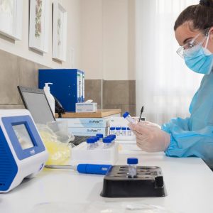 Trabajadora analizando una PCR