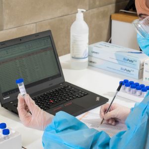 Trabajadora analizando una PCR